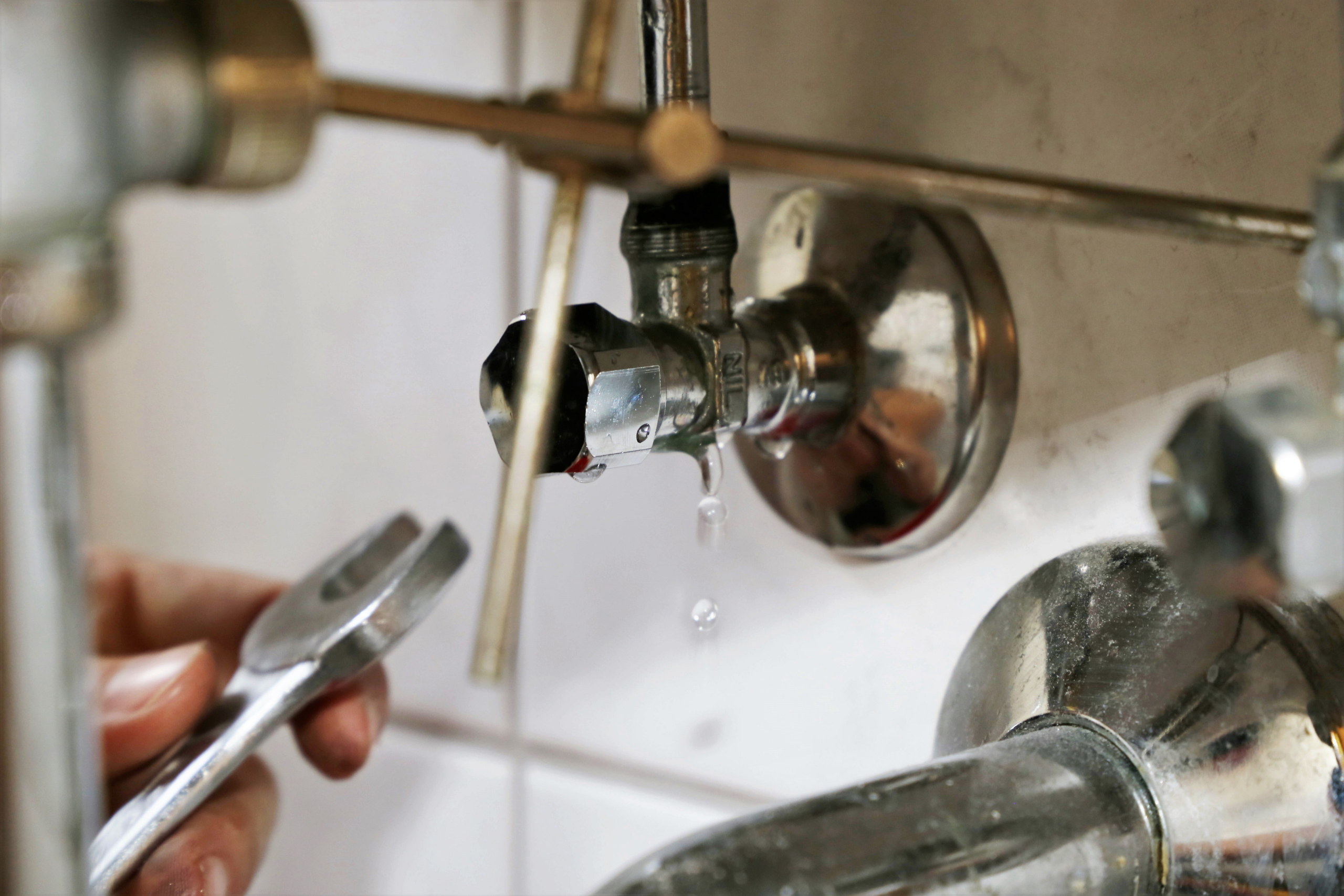 Escape of water, fixing a leaking peak under a sink